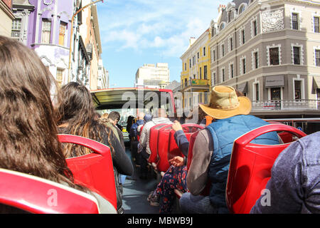 Turisti on hop-on hop-off bus turistico di Città del Capo in Sud Africa Foto Stock