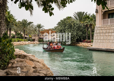 Barche abra nei canali del Madinat Jumeirah Souk di Dubai, UIAE, Medio Oriente. Foto Stock