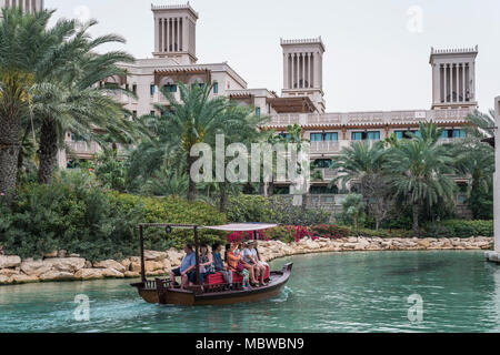Barche abra nei canali del Madinat Jumeirah Souk di Dubai, UIAE, Medio Oriente. Foto Stock