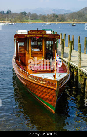 La principessa del Lago di imbarcazione da diporto sul lago di Windermere, ormeggiata fino a Waterhead, Ambleside, Parco Nazionale del Distretto dei Laghi, Cumbria Foto Stock