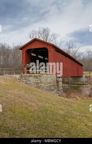 Ponte coperto su Mill Creek a Cataract Falls nella contea di Owen, Indiana Foto Stock