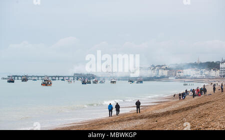 La pesca di lasciare la manifestazione di pescatori a Hastings, East Sussex, per protestare contro le politiche UE causando la devastazione in Gran Bretagna il settore della pesca. Foto Stock