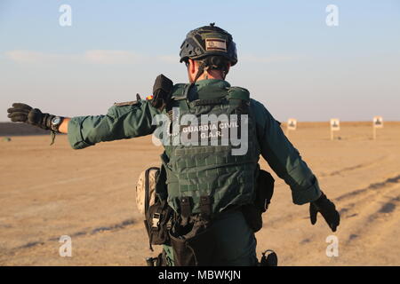 Una Guardia Civil spagnola membro della coalizione cancella il campo durante un live esercitazione antincendio presso il Camp Besmaya, 7 gennaio 2018. Questa formazione fa parte del complesso di Combined Joint Task Force - Funzionamento inerenti risolvere la costruzione di capacità del partner di missione che si concentra sulla formazione e rafforzare la capacità di partnership forze che lottano ISIS. CJTF-funzione OIR è la coalizione globale per sconfiggere ISIS in Iraq e la Siria. (U.S. Esercito foto di Spc. Shannon Westpfahl) Foto Stock