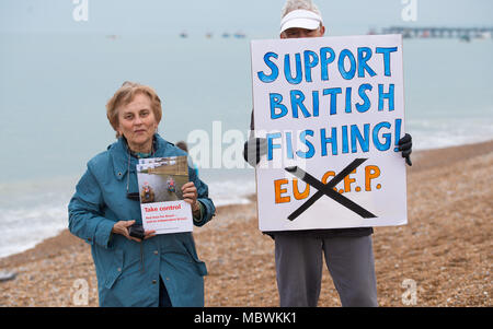 La pesca di lasciare la manifestazione di pescatori a Hastings, East Sussex, per protestare contro le politiche UE causando la devastazione in Gran Bretagna il settore della pesca. Foto Stock