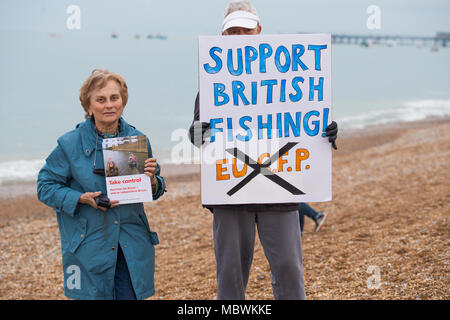 La pesca di lasciare la manifestazione di pescatori a Hastings, East Sussex, per protestare contro le politiche UE causando la devastazione in Gran Bretagna il settore della pesca. Foto Stock