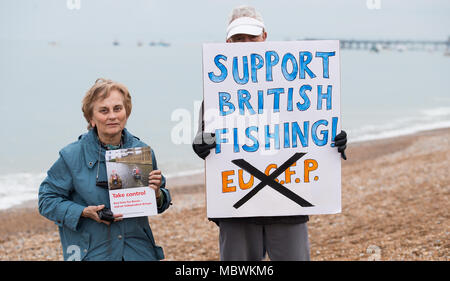 La pesca di lasciare la manifestazione di pescatori a Hastings, East Sussex, per protestare contro le politiche UE causando la devastazione in Gran Bretagna il settore della pesca. Foto Stock