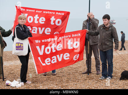 La pesca di lasciare la manifestazione di pescatori a Hastings, East Sussex, per protestare contro le politiche UE causando la devastazione in Gran Bretagna il settore della pesca. Foto Stock