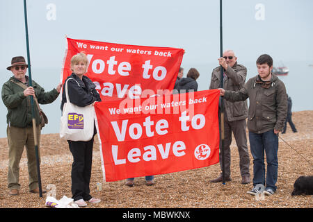 La pesca di lasciare la manifestazione di pescatori a Hastings, East Sussex, per protestare contro le politiche UE causando la devastazione in Gran Bretagna il settore della pesca. Foto Stock