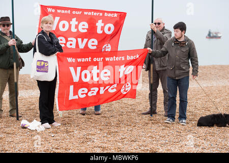 La pesca di lasciare la manifestazione di pescatori a Hastings, East Sussex, per protestare contro le politiche UE causando la devastazione in Gran Bretagna il settore della pesca. Foto Stock