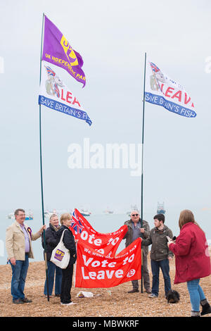 La pesca di lasciare la manifestazione di pescatori a Hastings, East Sussex, per protestare contro le politiche UE causando la devastazione in Gran Bretagna il settore della pesca. Foto Stock