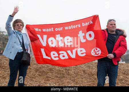 La pesca di lasciare la manifestazione di pescatori a Hastings, East Sussex, per protestare contro le politiche UE causando la devastazione in Gran Bretagna il settore della pesca. Foto Stock