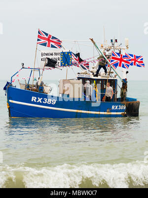 La pesca di lasciare la manifestazione di pescatori a Hastings, East Sussex, per protestare contro le politiche UE causando la devastazione in Gran Bretagna il settore della pesca. Foto Stock