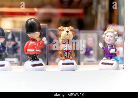 Un London souvenir shop visualizzazione cartoon British souvenir includente una regine di protezione, un bulldog inglesi indossando un Unione Jack cappotto e la regina in Foto Stock