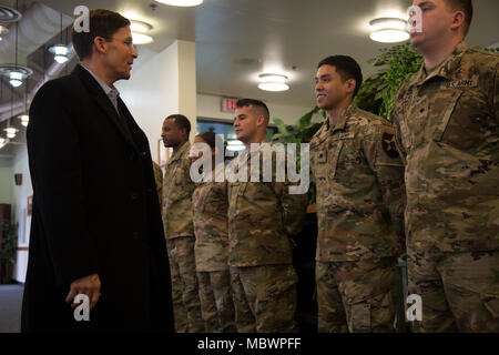 Segretario dell'esercito Mark T. Esper colloqui con i soldati al Provider Grill Dining Facility a Camp Humphreys, Corea del Sud il 9 gennaio, 2018. Esper ha visitato la Corea per discutere la disponibilità con unità di misura in tutto il territorio coreano di teatro e di informare i soldati, famiglie e civili per la sua posizione e le politiche come segretario dell'esercito durante la sua visita di tre giorni. (U.S. Foto dell'esercito da Staff Sgt. Carl Greenwell) Foto Stock