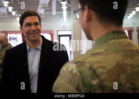 Segretario dell'esercito Mark T. Esper colloqui con i soldati al Provider Grill Dining Facility, a Camp Humphreys, Corea del Sud il 9 gennaio, 2018. Esper ha visitato la Corea per discutere la disponibilità con unità di misura in tutto il territorio coreano di teatro e di informare i soldati, famiglie e civili per la sua posizione e le politiche come segretario dell'esercito durante la sua visita di tre giorni. (U.S. Foto dell'esercito da Staff Sgt. Carl Greenwell) Foto Stock