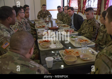 Segretario dell'esercito Mark T. Esper colloqui con soldati durante il pranzo presso il provider Grill Dining Facility a Camp Humphreys, Corea del Sud il 9 gennaio, 2018. Esper ha visitato la Corea per discutere la disponibilità con unità di misura in tutto il territorio coreano di teatro e di informare i soldati, famiglie e civili per la sua posizione e le politiche come segretario dell'esercito durante la sua visita di tre giorni. (U.S. Foto dell'esercito da Staff Sgt. Carl Greenwell) Foto Stock