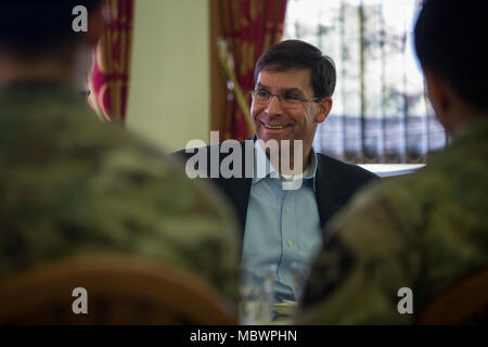 Segretario dell'esercito Mark T. Esper colloqui con soldati durante il pranzo presso il provider Grill Dining Facility a Camp Humphreys, Corea del Sud il 9 gennaio, 2018. Esper ha visitato la Corea per discutere la disponibilità con unità di misura in tutto il territorio coreano di teatro e di informare i soldati, famiglie e civili per la sua posizione e le politiche come segretario dell'esercito durante la sua visita di tre giorni. (U.S. Foto dell'esercito da Staff Sgt. Carl Greenwell) Foto Stock