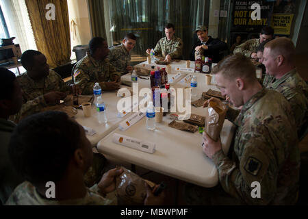 Segretario dell'esercito Mark T. Esper mangia il pranzo con i soldati combinata di Task Force Defender, 35th difesa aerea della brigata di artiglieria, a Seongju, Corea del Sud il 10 gennaio, 2018. Esper ha visitato la Corea per discutere la disponibilità con unità di misura in tutto il territorio coreano di teatro e di informare i soldati, famiglie e civili per la sua posizione e le politiche come segretario dell'esercito durante la sua visita di tre giorni. (U.S. Foto dell'esercito da Staff Sgt. Carl Greenwell) Foto Stock