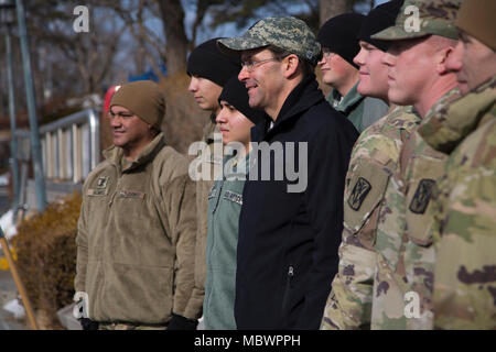 Segretario dell'esercito Mark T. Esper pone con soldati combinata di Task Force Defender, 35th difesa aerea della brigata di Artiglieria a Seongju, Corea del Sud il 10 gennaio, 2018. Esper ha visitato la Corea per discutere la disponibilità con unità di misura in tutto il territorio coreano di teatro e di informare i soldati, famiglie e civili per la sua posizione e le politiche come segretario dell'esercito durante la sua visita di tre giorni. (U.S. Foto dell'esercito da Staff Sgt. Carl Greenwell) Foto Stock