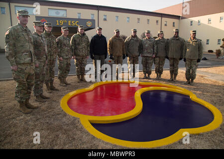 Segretario dell'esercito Mark T. Esper pone con i soldati del XIX Expeditionary Supporto comando a U.S. Army Garrison Daegu, Corea del Sud il 10 gennaio, 2018. Esper ha visitato la Corea per discutere la disponibilità con unità di misura in tutto il territorio coreano di teatro e di informare i soldati, famiglie e civili per la sua posizione e le politiche come segretario dell'esercito durante la sua visita di tre giorni. (U.S. Foto dell'esercito da Staff Sgt. Carl Greenwell) Foto Stock