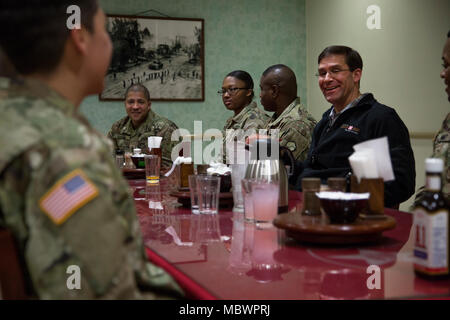 Segretario dell'esercito Mark T. Esper mangia la cena con soldati dal xix Expeditionary supporto comando in un impianto da pranzo presso il Camp Carroll, Corea del Sud il 10 gennaio, 2018. Esper ha visitato la Corea per discutere la disponibilità con unità di misura in tutto il territorio coreano di teatro e di informare i soldati, famiglie e civili per la sua posizione e le politiche come segretario dell'esercito durante la sua visita di tre giorni. (U.S. Foto dell'esercito da Staff Sgt. Carl Greenwell) Foto Stock