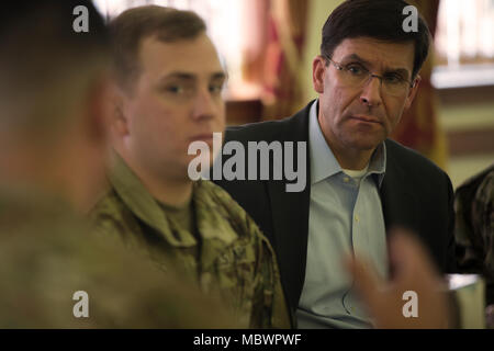 Segretario dell'esercito Mark T. Esper colloqui con soldati durante il pranzo presso il provider Grill Dining Facility a Camp Humphreys, Corea del Sud il 9 gennaio, 2018. Esper ha visitato la Corea per discutere la disponibilità con unità di misura in tutto il territorio coreano di teatro e di informare i soldati, famiglie e civili per la sua posizione e le politiche come segretario dell'esercito durante la sua visita di tre giorni. (U.S. Foto dell'esercito da Staff Sgt. Carl Greenwell) Foto Stock