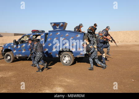 Iracheno di Polizia Federale formazione Accademia gli studenti uscire il loro veicolo mentre assaltando un bersaglio a Camp Dublin, Iraq, 10 gennaio, 2018. Combined Joint Task Force - Funzionamento inerenti risolvere la costruzione di capacità del partner siti sono parte integrante della coalizione globale sforzo per treno e potenziare le forze di sicurezza irachene personale per sconfiggere ISIS. (U.S. Foto dell'esercito da Master Sgt. Orazio Murray) Foto Stock