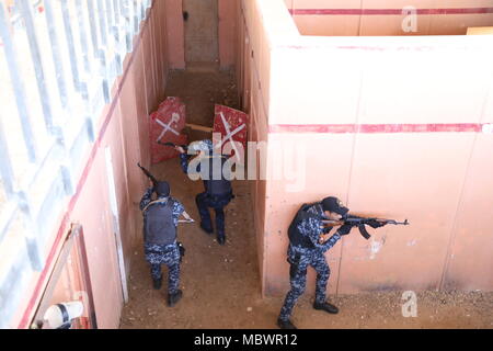 Iracheno di Polizia Federale formazione Accademia gli studenti si impegnano gli obiettivi in una casa di sparare come parte del loro addestramento a Camp Dublin, Iraq, 10 gennaio, 2018. La formazione a costruire la capacità del partner sites è parte integrante della Combined Joint Task Force - Funzionamento inerenti risolvere la coalizione globale impegno di addestrare le forze di sicurezza irachene personale per sconfiggere ISIS. (U.S. Foto dell'esercito da Master Sgt. Orazio Murray) Foto Stock