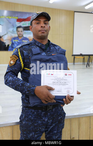 Un iracheno federale di polizia per la formazione degli studenti dell'accademia mette in mostra il suo certificato dopo la laurea dall'alto rischio corso di operazioni a Camp Dublin, Iraq, 10 gennaio, 2018. La formazione a costruire la capacità del partner sites è parte integrante della Combined Joint Task Force - Funzionamento inerenti risolvere la coalizione globale impegno di addestrare le forze di sicurezza irachene personale per sconfiggere ISIS. (U.S. Foto dell'esercito da Master Sgt. Orazio Murray) Foto Stock