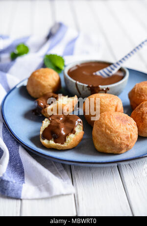 Bunuelos - tradizionale dolce colombiano fritti pasticcini serviti con salsa di cioccolato Foto Stock