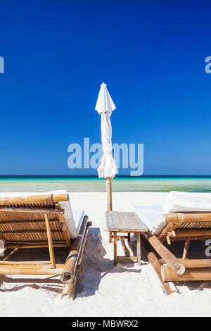 I lettini sulla spiaggia solitaria, Boracay Foto Stock