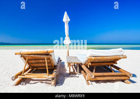 Lettini da spiaggia sulla bellezza solitaria spiaggia Foto Stock