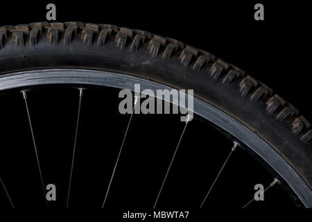 Settore di una ruota di bicicletta su uno sfondo nero Foto Stock