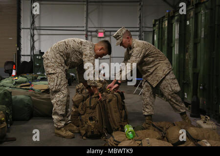 Marines ingranaggio di fase prima della loro partenza per la formazione integrata esercizio 2-18 da Marine Corps base Hawaii, gennaio 12, 2018. Durante la ITX 2-18, i Marines con 3d reggimento Marine; 2d battaglione, 3d reggimento Marine; 1° Battaglione, XII Reggimento Marine e combattere il battaglione della logistica 3 saranno valutati per la loro prontezza di combattimento come Marine Air-Ground Task Force. (U.S. Marine Corps foto di Sgt. Kathy Nunez) Foto Stock