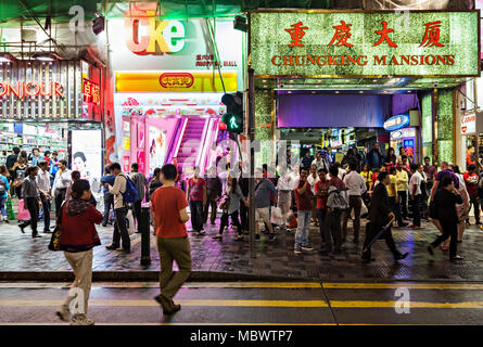 HONG KONG - MARZO 19: Chungking Mansions su marzo, 19, 2013, Hong Kong, Cina. È ben noto come quasi il più conveniente alloggio in Hong Kong. Foto Stock