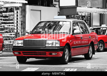 I taxi sulla strada di Hong Kong. Oltre il 90% giornalmente viaggiatori utilizzano i mezzi di trasporto pubblico, il suo più alto rango nel mondo. Foto Stock