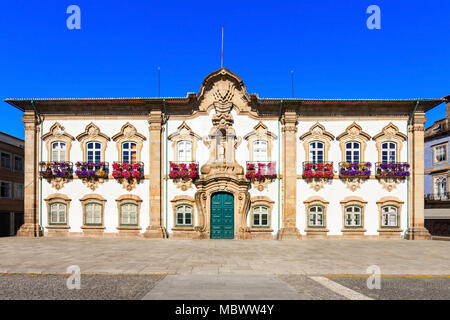 La Braga Town Hall è un edificio storico situato a Braga, Portogallo. Lì si trova la camara municipale, la città del governo locale. Foto Stock