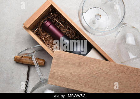 Vino rosso scatola: una sola bottiglia di Cabernet in una scatola di legno  parzialmente coperto con il suo coperchio con bicchieri vuoti e un  cavatappi Foto stock - Alamy