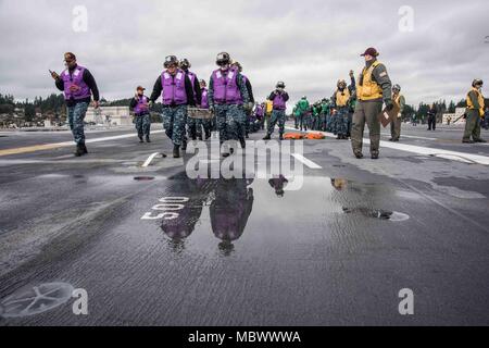 La USS John C. Stennis (CVN 74) è una portaerei a propulsione nucleare della classe Nimitz della United States Navy, commissionata nel 1995. Il 10 gennaio 2018, la nave ha condotto esercitazioni antincendio e di risposta alle vittime di massa mentre era in porto a Bremerton, Washington, come parte di un addestramento di routine pre-spiegamento. L'immagine d'archivio documenta le operazioni di preparazione alle emergenze in cabina di pilotaggio che coinvolgono i marinai assegnati. Foto Stock