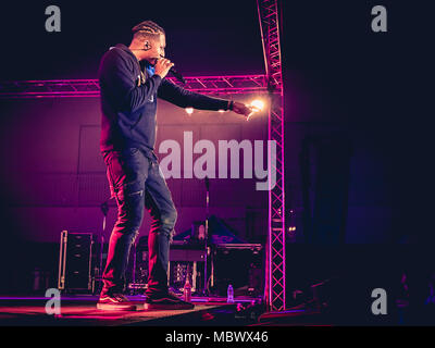 180113-N-RB546-157 Yokosuka, Giappone (GEN. 13, 2014) American hip-hop artista Lecrae esegue per il servizio dei membri e delle loro famiglie durante un concerto gratuito presso le attività della flotta Yokosuka. Il concerto fa parte della Lecrae's Tour presentato da forze armate di intrattenimento. (U.S. Foto di Marina di Massa lo specialista di comunicazione 1a classe Anthony R. Martinez/rilasciato) Foto Stock