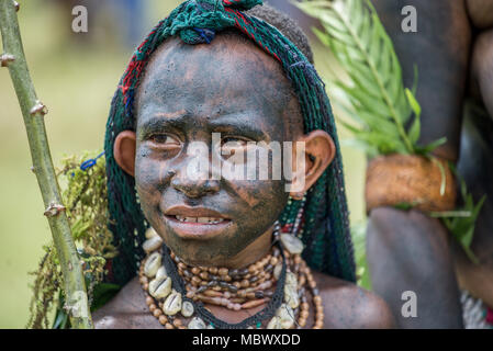 Close-up verticale di un ragazzo con i tradizionali il corpo e il viso dipinto, Mount Hagen spettacolo culturale, Papua Nuova Guinea Foto Stock