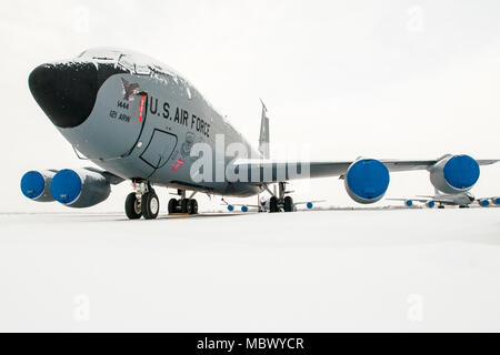 KC-135 Stratotankers assegnato al 121 Air Refuelling Wing sedersi sulla neve linea di volo Gennaio 15, 2018 a Rickenbacker Air National Guard Base, Ohio. (U.S. Air National Guard foto di Senior Master Sgt. Ralph Branson) Foto Stock