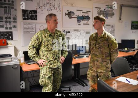 Flotta Master Chief (SS/SW) Crispian Addington, Comando europeo Senior leader arruolato parla con Airman 1. Classe Dallas Robinson, sessantasettesima Special Operations Squadron, 352d Operazioni Speciali ala, durante la sua visita a RAF Mildenhall, 10 gennaio, 2018. Flotta Master Chief Addington girato strutture e incontrato con i leader religiosi per discutere le funzionalità e spettro di operazioni per la 352 seminare. Foto Stock