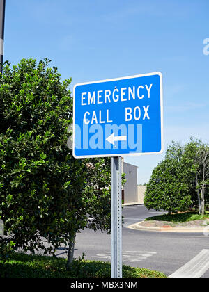 Chiamata di emergenza box segno rivolto nella direzione di una scatola di comunicazione che segnala la presenza di un operatore 911 di difficoltà o di emergenza in Alabama USA. Foto Stock