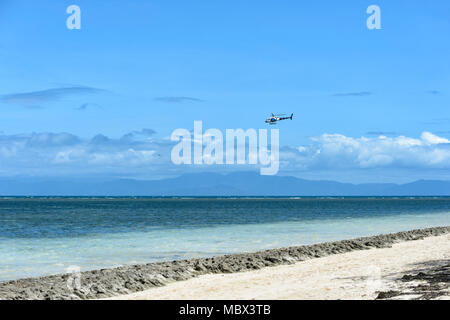 Elicottero di volo panoramico volando sopra la Grande Barriera Corallina Parco Marino Nazionale, Isola verde, lontano Nord Queensland, QLD, FNQ, GBR, Australia Foto Stock