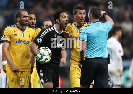 Madrid, Spagna. Xi Apr, 2018. GIANLUIGI BUFFON della Juventus sostiene con arbitro MICHAEL OLIVER dopo aver ricevuto un cartellino rosso durante la UEFA Champions League quarti di finale, seconda gamba partita di calcio tra il Real Madrid CF e la Juventus FC su Aprile 11, 2018 a Santiago Bernabeu Stadium in Madrid, Spagna Credito: Manuel Blondau/ZUMA filo/Alamy Live News Foto Stock