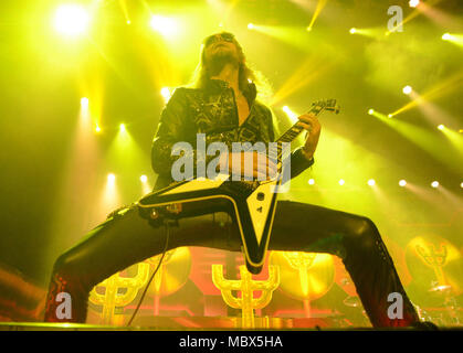 Green Bay, Wisconsin, Stati Uniti d'America. 5 apr, 2018. Il chitarrista Richie Faulkner della band Judas Priest esegue presso il Centro Resch in Green Bay, Wisconsin. Ricky Bassman/CSM/Alamy Live News Foto Stock