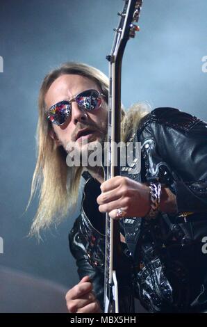 Green Bay, Wisconsin, Stati Uniti d'America. 5 apr, 2018. Il chitarrista Richie Faulkner della band Judas Priest esegue presso il Centro Resch in Green Bay, Wisconsin. Ricky Bassman/CSM/Alamy Live News Foto Stock