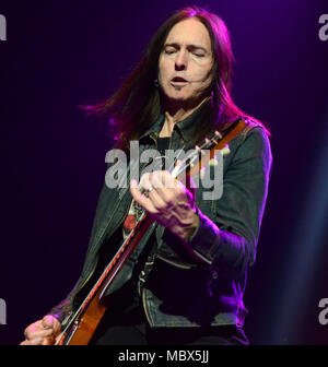 Green Bay, Wisconsin, Stati Uniti d'America. 5 apr, 2018. Il chitarrista Damon Johnson della band Black Star piloti esegue presso il Centro Resch in Green Bay, Wisconsin. Ricky Bassman/CSM/Alamy Live News Foto Stock