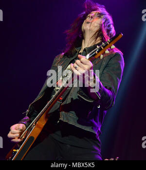 Green Bay, Wisconsin, Stati Uniti d'America. 5 apr, 2018. Il chitarrista Damon Johnson della band Black Star piloti esegue presso il Centro Resch in Green Bay, Wisconsin. Ricky Bassman/CSM/Alamy Live News Foto Stock